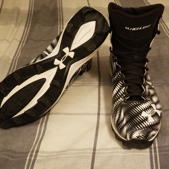 Under armour foot ball cleats (turf) - Picture 2 of 7